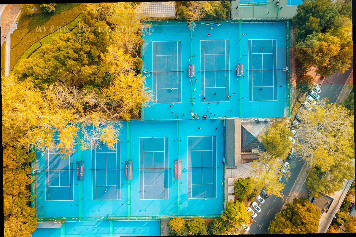 深色办公环境中的耳麦与屏幕光标特写，冷灰白与竞场绿光，画面中没有人脸